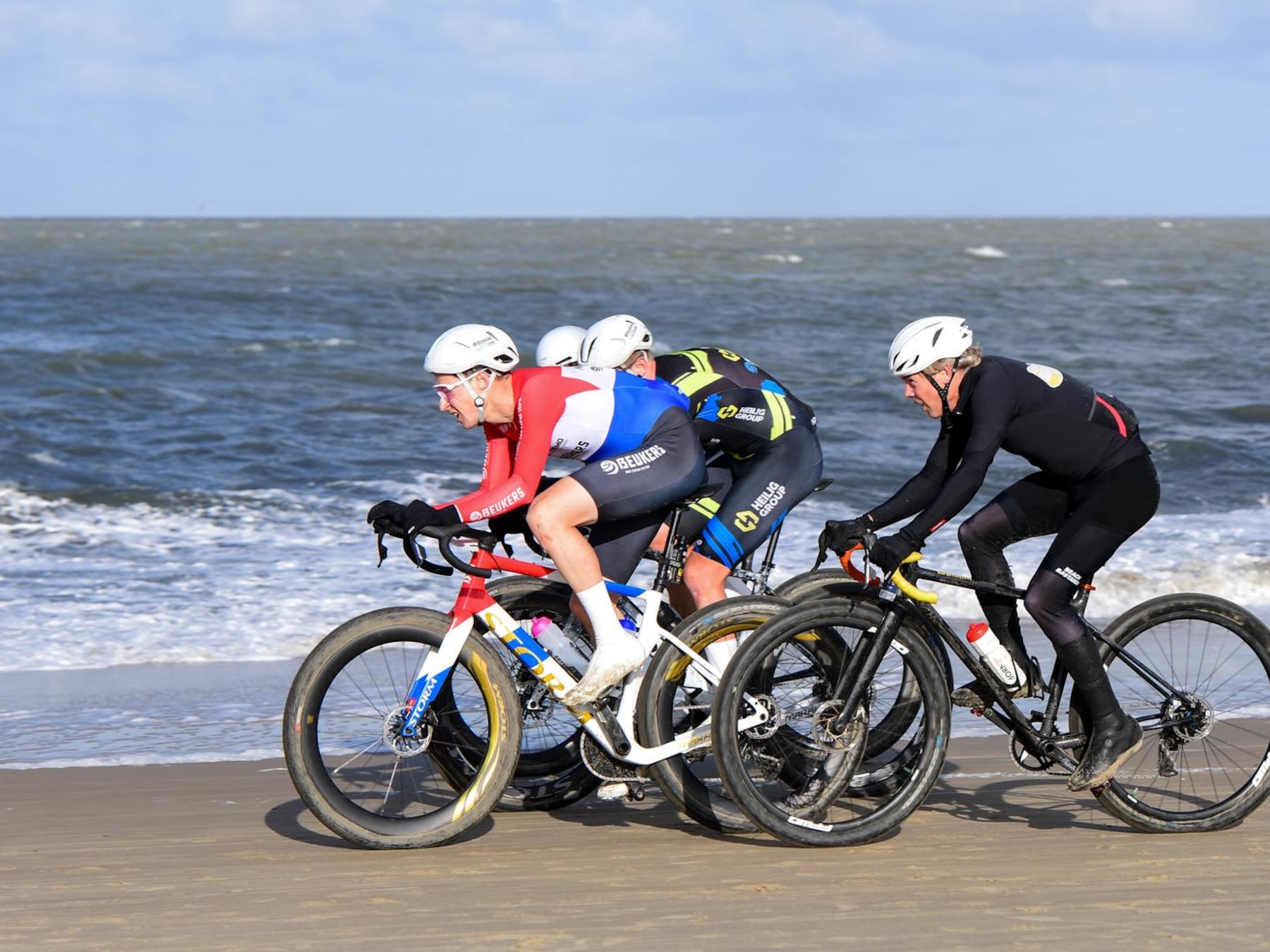 Ramses Bekkenk nog altijd snel op het strand: ‘Ik fiets nu met jongens die mijn kind hadden kunnen zijn’