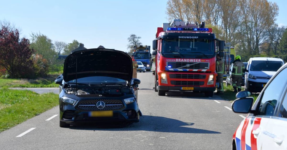 Auto belandt in sloot na botsing bij Lewedorp