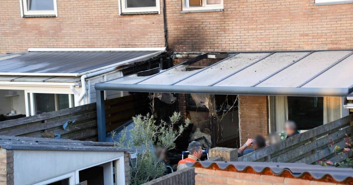 Felle brand in achtertuin van woning in Krabbendijke