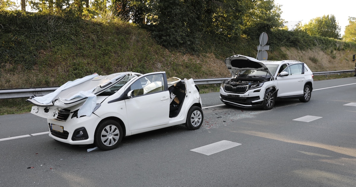 Zwaargewon­de bij ongeluk met drie voertuigen op A4 bij Bergen op Zoom, traumahelikopter landt op snelweg.