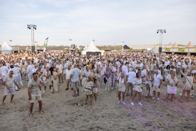 Beachboom zet Brouwersdam weer op z’n kop: bijna uitverkocht en iedereen vrolijk dansend in wit en b