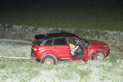 Auto van de dijk gereden in Vogelwaarde, in greppel tot stilstand gekomen