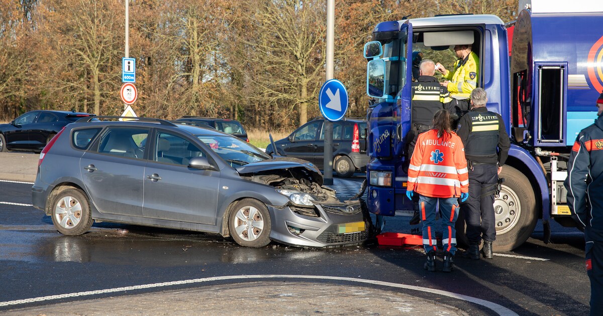Auto botst tegen tankwagen bij Oud Gastel: man en vrouw naar het ziekenhuis | Roosendaal