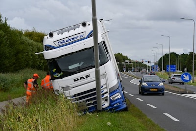 N56 tussen Goes en Wilheminadorp afgesloten door vrachtwagen in de berm