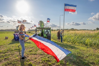 Omgekeerde vlaggen duiken weer op langs de A58 bij Kapelle als voorbode van nieuwe boerenacties