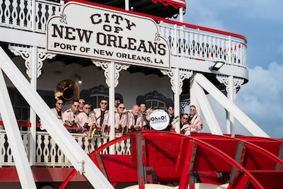 Twaalf mannen in roze jasjes veroveren New Orleans: ‘Zijn jullie echt niet van hier?’