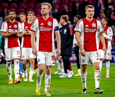 https://images.pzc.nl/MmE1MjAyYWRlZTYwZDNjNWFlNzMvZGlvLzI2NDgxMzE2Mi9maXQtd2lkdGgvNDAw/champions-league-2025-26-ajax-galatasaray-ajax-aanvoerder-davy-klaassen-en-anton-gaaie-gaan-de-groep-voor-na-het-3-0-verlies-foto-pim-ras