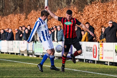 Dit zijn de uitslagen, doelpuntenmakers en wedstrijdverslagen van het amateurvoetbal op zondag