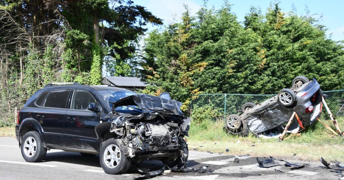 Twee gewonden bij harde botsing op N689 bij Kuitaart, weg urenlang ...