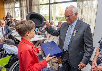 Goese burgemeester verrast dominee Van Bennekom (81) met lintje tijdens 50-jarig jubileum: ‘Aangenaam verrast’