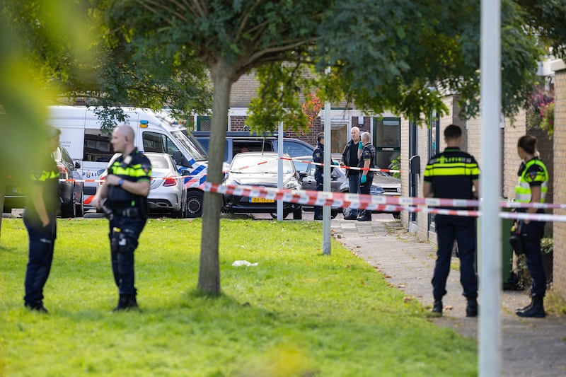 De politie doet onderzoek rondom de woning. 