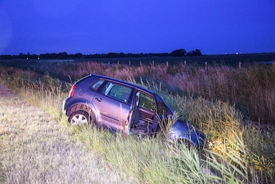 Auto belandt bijna in sloot langs de N59 bij Zierikzee