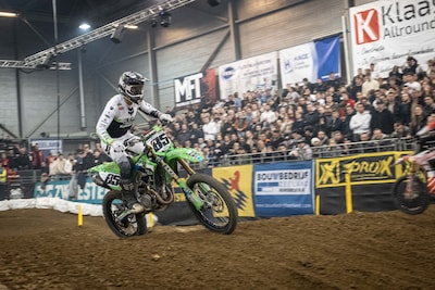 Supercross in Goes is voor rijders en toeschouwers één groot feest, al is er ook ruimte voor een minuut stilte