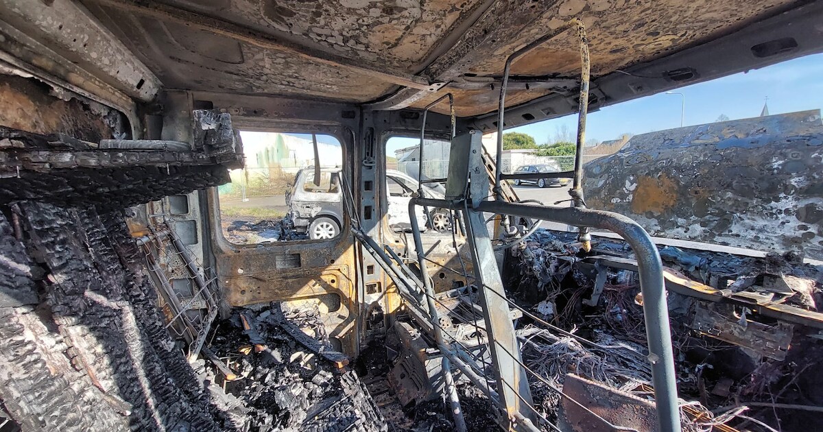 Vrachtwagen en oude auto in vlammen op bij Roode Leeuw, derde brand in korte tijd | Middelburg