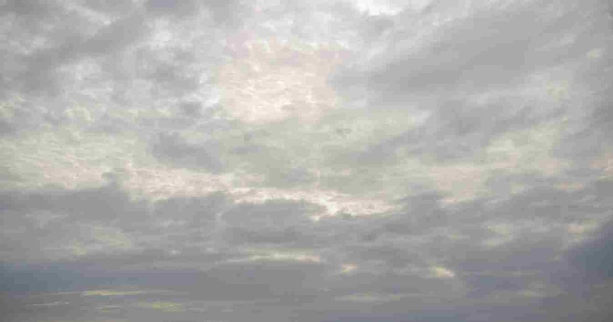 Uitgestrekte wolkenvelden, amper zon in Kapelle in de middag