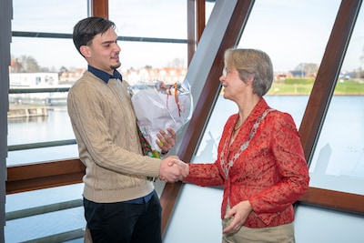 ‘Oh hemel, jongens, wat maak je me hier blij mee', burgemeester dolgelukkig nu verloren deel ambtsketen terecht is