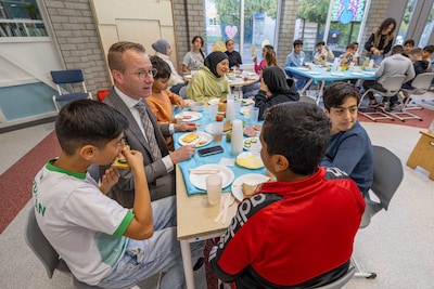 Deze leerlingen vragen de burgemeester van Goes het hemd van het lijf tijdens het schoolontbijt
