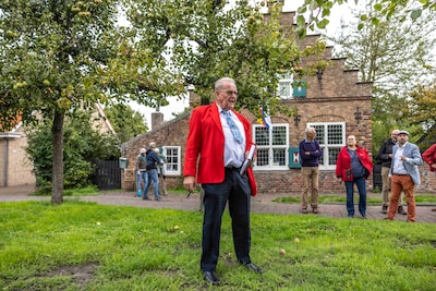 Tussen de perenbomen wordt geboden én verbonden: Burgh koestert unieke dorpstraditie