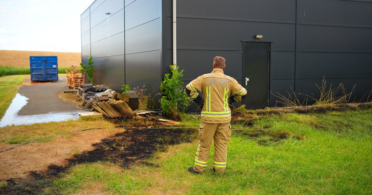 Buitenbrand vlakbij bedrijfspand in Colijnsplaat