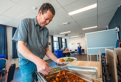 Lekker eten helpt het stembureau in Biervliet de lange dag door: 'Maar joh, wat heb ik aan het eind zin in een biertje'