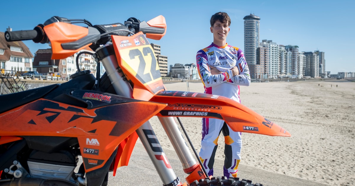 Met feloranje crossmotor en startnummer van zijn idool crost Dailey (24) zondag over het Vlissingse 