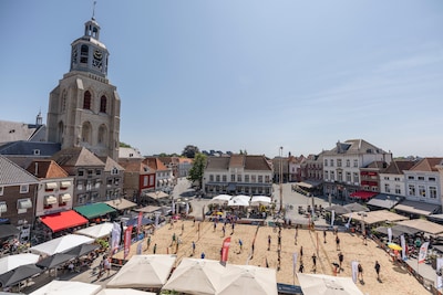 Bergen op Zoom massaal naar het zand: beachvolleybaltoernooi zó populair dat 50 teams buiten de boot