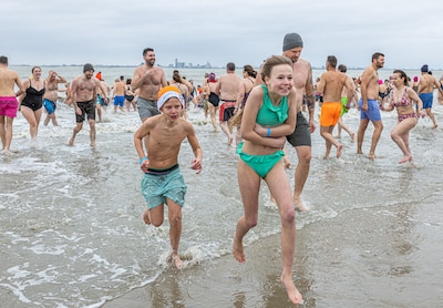 Bibberen, duiken en dan glüwein en snert: hier duiken Zeeuwen het water in op 1 januari