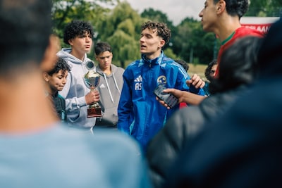 Jonge coach Anass (18) geeft zeventig jongens hoop én discipline: ‘Ze zitten allemaal in mijn hart’