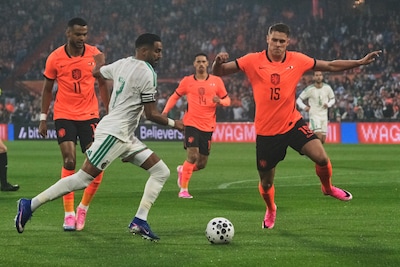 LIVE Oranje | Malen raakt de paal, Algerijnse fans zorgen voor sfeer in de Kuip
