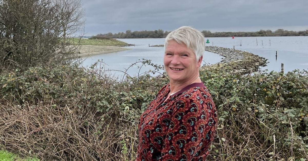 Yvonne Maas kondigt in het zicht van de haven vertrek als wethouder in Noord-Beveland aan