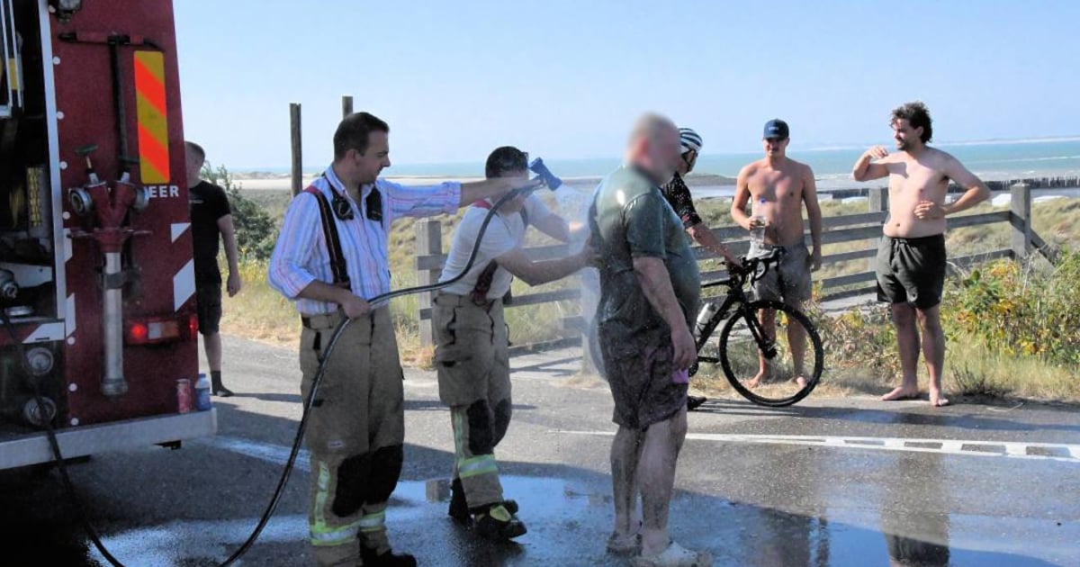 Man komt vast te zitten in drijfzand op Promenade in Breskens, omstanders schieten te hulp