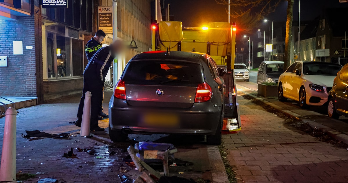 Ravage na aanrijding in Capelle: BMW schiet de stoep op en ramt prullenbak