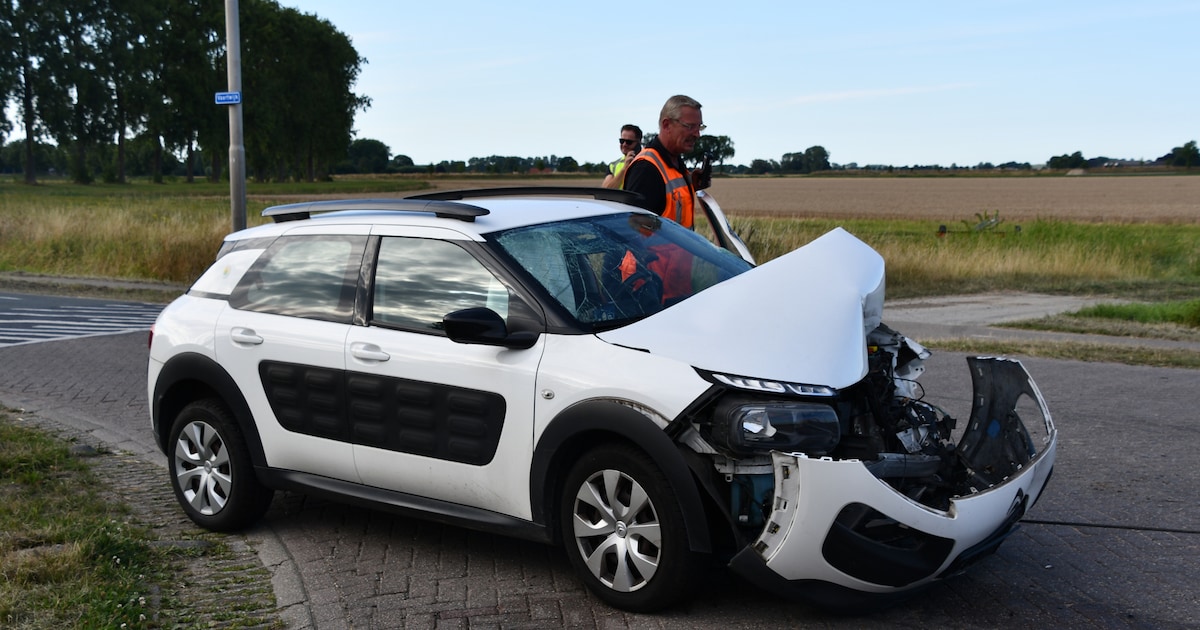 Automobilist meegenomen naar ziekenhuis na botsing met trekker.