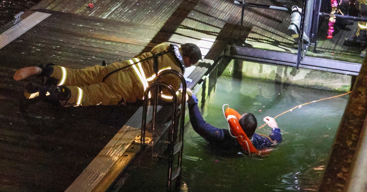 Man belandt letterlijk tussen wal en schip in Vlaardingen