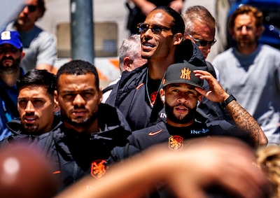 Oranje trekt veel bekijks bij aankomst in Kansas City: polit