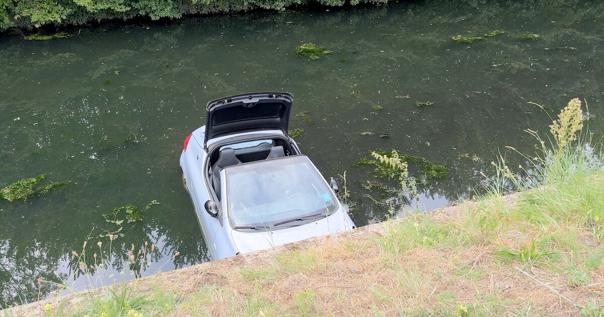 Bestuurster (84) belandt met haar cabrio in het water in Brugge: brandweer helpt haar op het droge