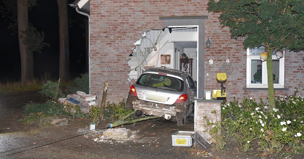 20-jarige man reed onder invloed via de voorgevel een huis in Hulst binnen