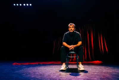 Özcan Akyol brengt one man show over kansengelijkheid: ‘We leven niet in een dichtgetimmerde klassenmaatschappij’