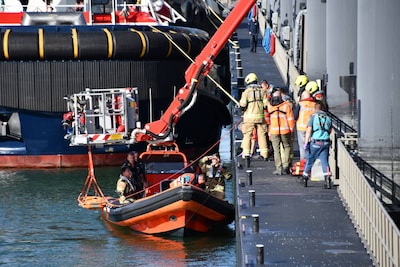 Brug in Terneuzen gaat ineens open: hoogwerker met twee personen belandt in water en auto valt op wegdek