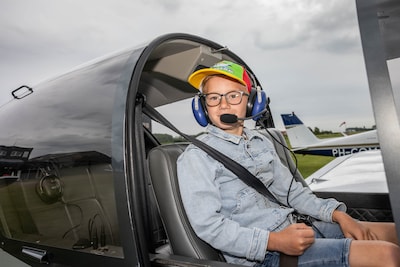 Jezra (8) heeft maandag wat te vertellen in zijn klas: hij bestuurde zelf een vliegtuig