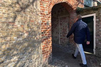 Middelburgs mysterie: achter deze glanzende groene bakstenen zit een verhaal