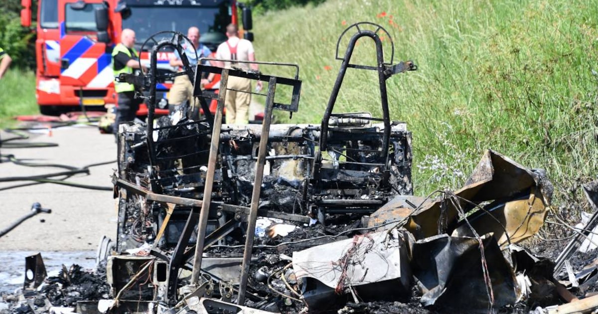 Camper volledig uitgebrand aan Fortdijk in Koewacht