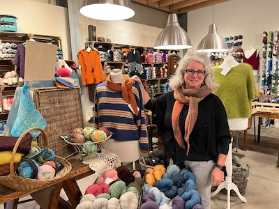 Bij Monique komen jong en oud in de winkel: ‘Juist jonge meiden zie je meer en meer haken en breien’