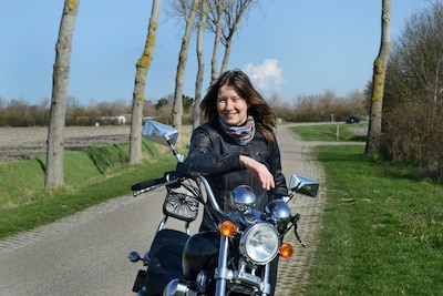 Mareille (56) toert door Zeeland op haar blinkende ‘Diamantje’: ‘Heerlijk om alles van je af te rijden’