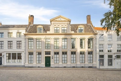 Wonen als een vorst in Middelburg: dit Zeeuwse herenhuis met bladgoud en marmer kost 3,3 miljoen euro