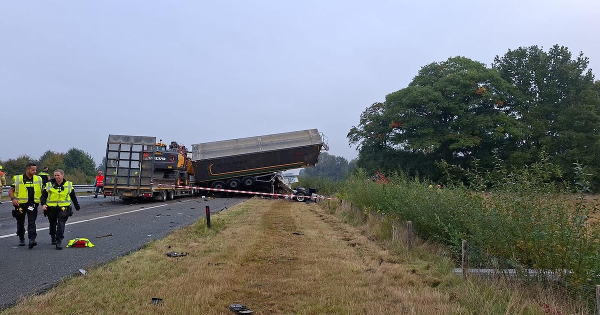 Persoon om het leven gekomen bij ongeluk met vier vrachtwagens op A73 bij Belfeld.