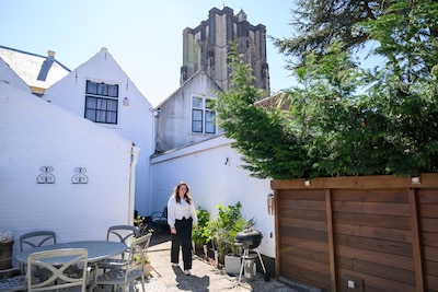 Quirine (23) knapte ouderlijk huis naast de Dikke Toren op na zware jaren: ‘Mijn opgeruimde huis bracht me weer rust’