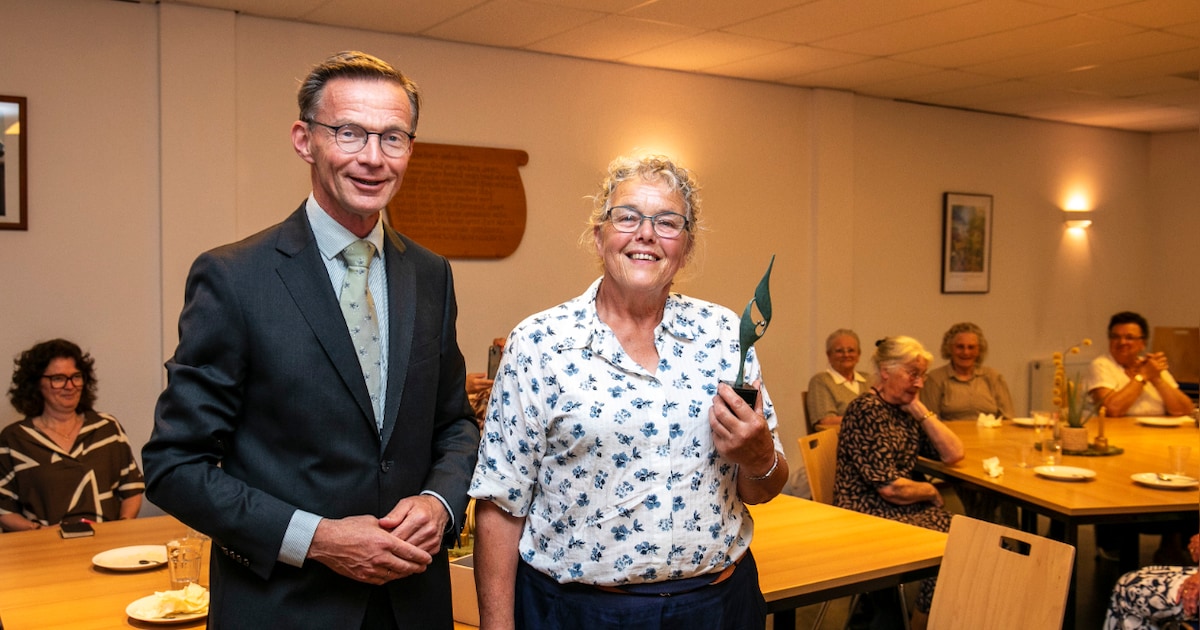 Ans van Burg uit Spui ontvangt vrijwilligersbeeldje voor inzet bij Tryfena