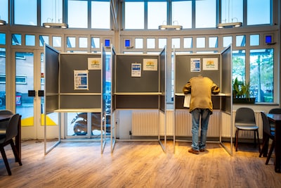 Man (81) met alzheimer kan zijn stem niet uitbrengen, omdat zijn vrouw hem niet mag helpen in het stemhokje