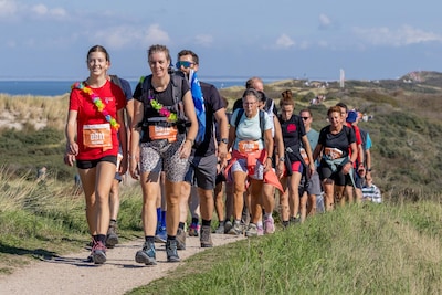 Van mist in Burgh-Haamstede tot feest in Zoutelande: wandelaars genieten volop van de Kustmarathon